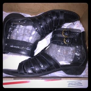 BORN NIKKA BLACK LEATHER GLADIATOR SANDALS SIZE 7